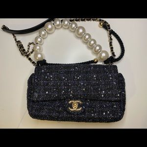 TWEED CHANEL HANDBAG - NAVY